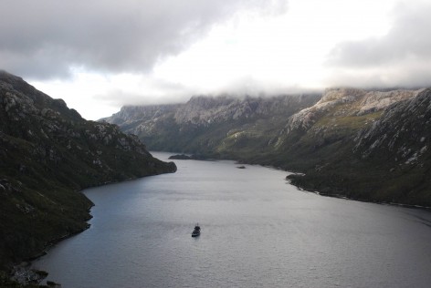 (c) Juan Duro. Isla de los Estados - Fiordo Parry y Aviso ARA Alfrez Sobral visto desde arriba del Apostadero Naval Puerto Parry. 