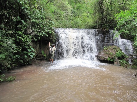 (c) Fabbio, Fernanda. . <p>Salto sobre Arroyo Tigre. Gpque. Luciano Gimenez.</p>